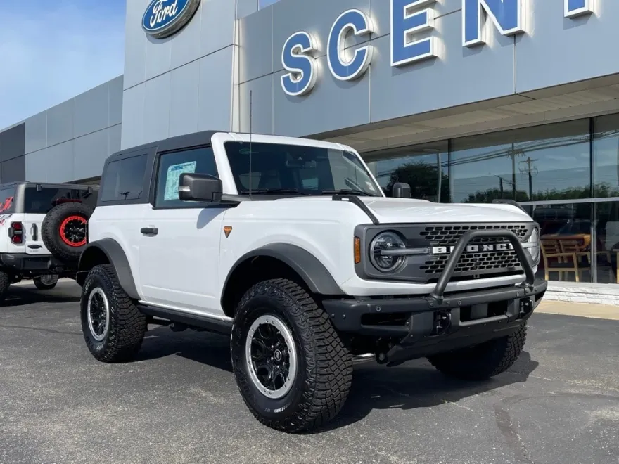 2023 Ford Bronco photo 1