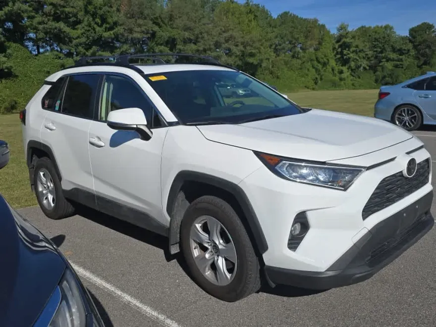 2019 Toyota RAV4 XLE photo 1