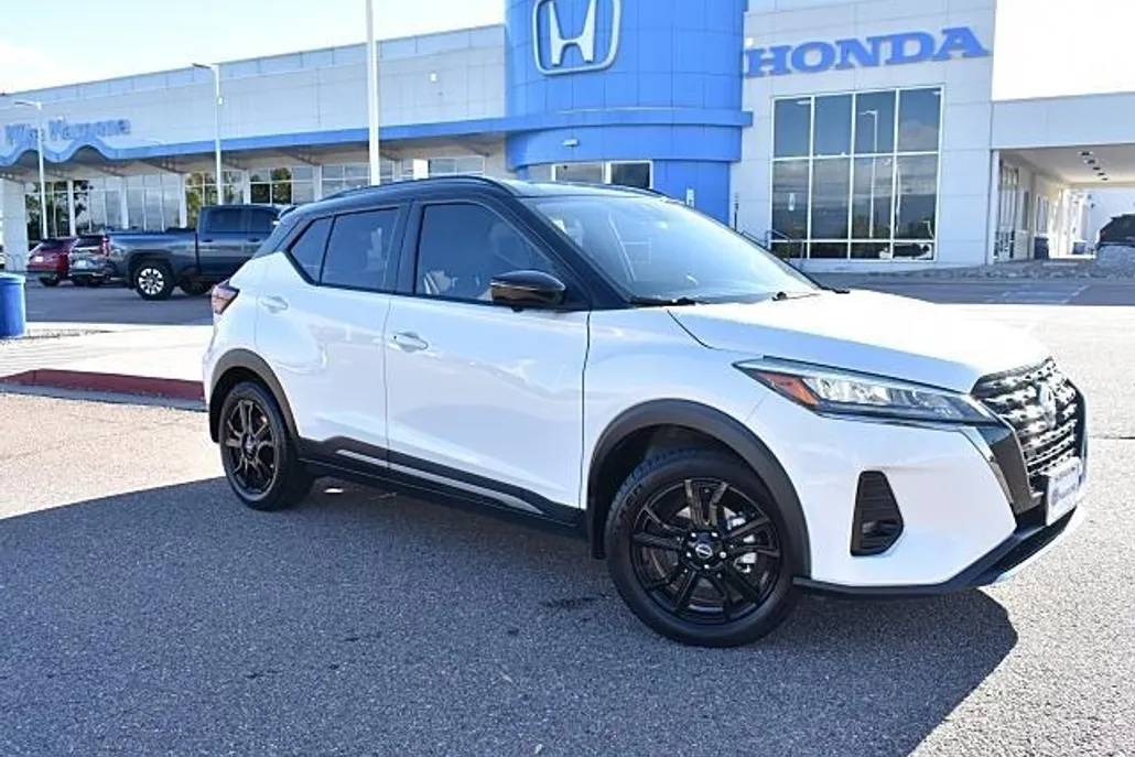 2023 Nissan Kicks SR photo 1