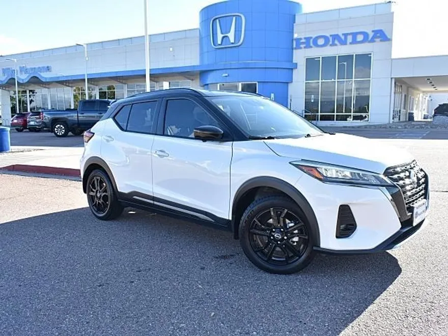 2023 Nissan Kicks SR photo 1