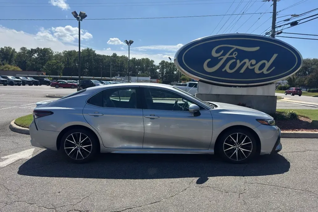 2023 Toyota Camry SE photo 1