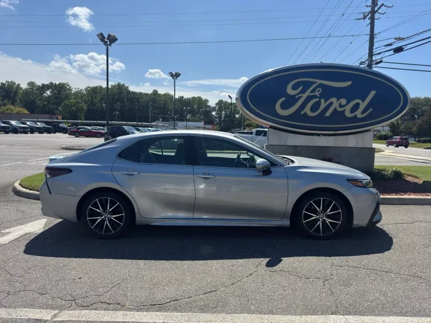 2023 Toyota Camry SE photo 1