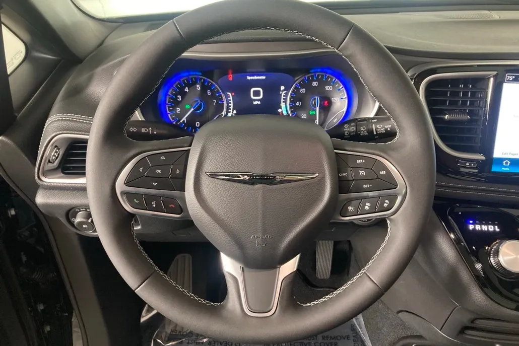 2025 Chrysler Pacifica photo 1