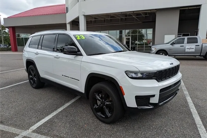 2023 Jeep Grand Cherokee Altitude photo 1