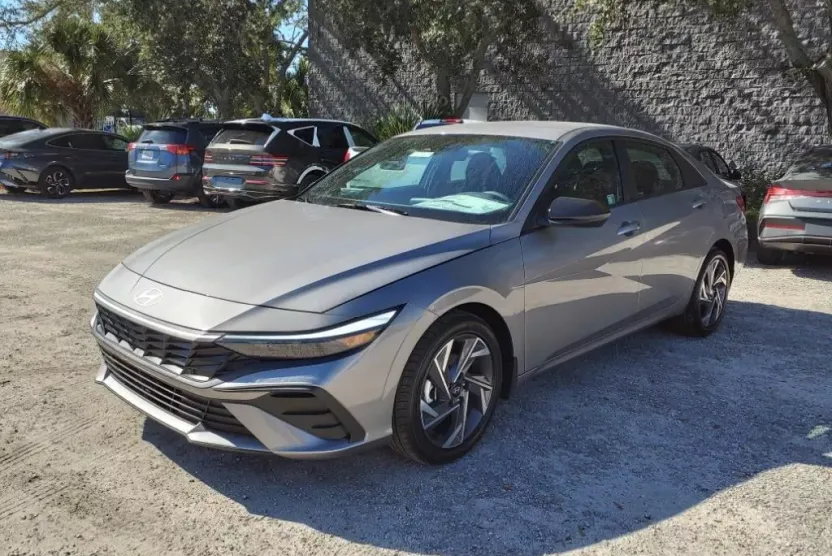 2025 Hyundai Elantra SEL Sport photo 1