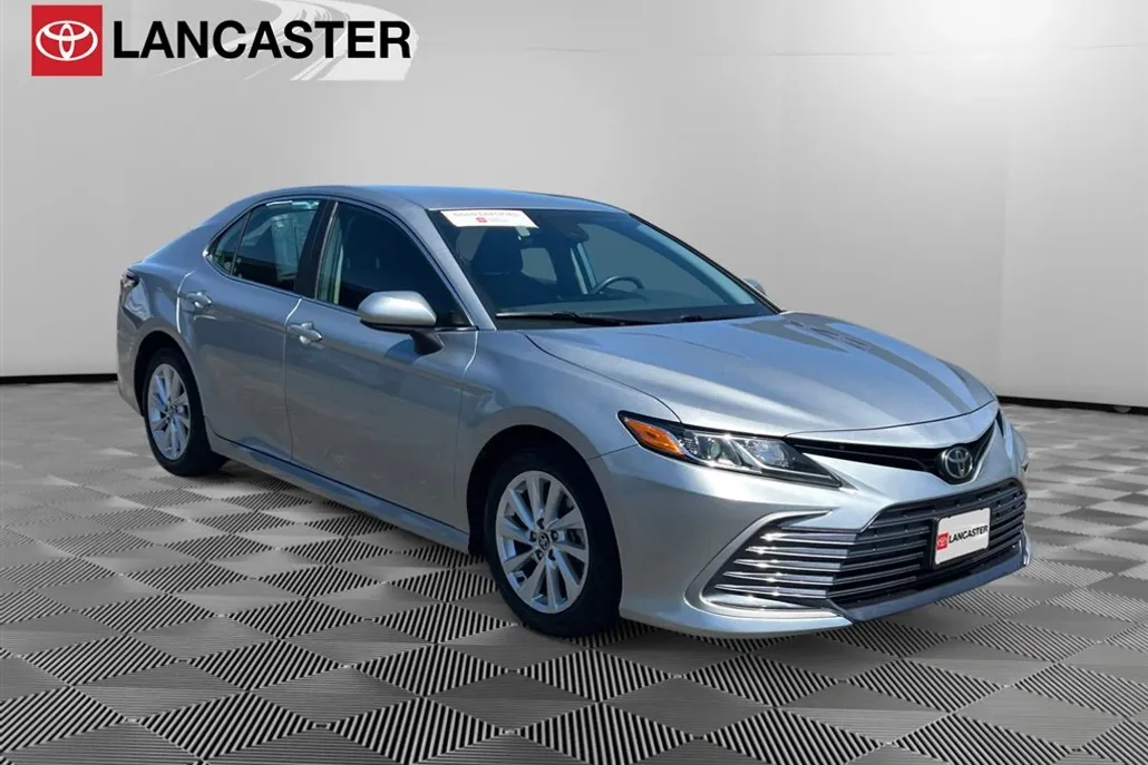 2023 Toyota Camry LE photo 1