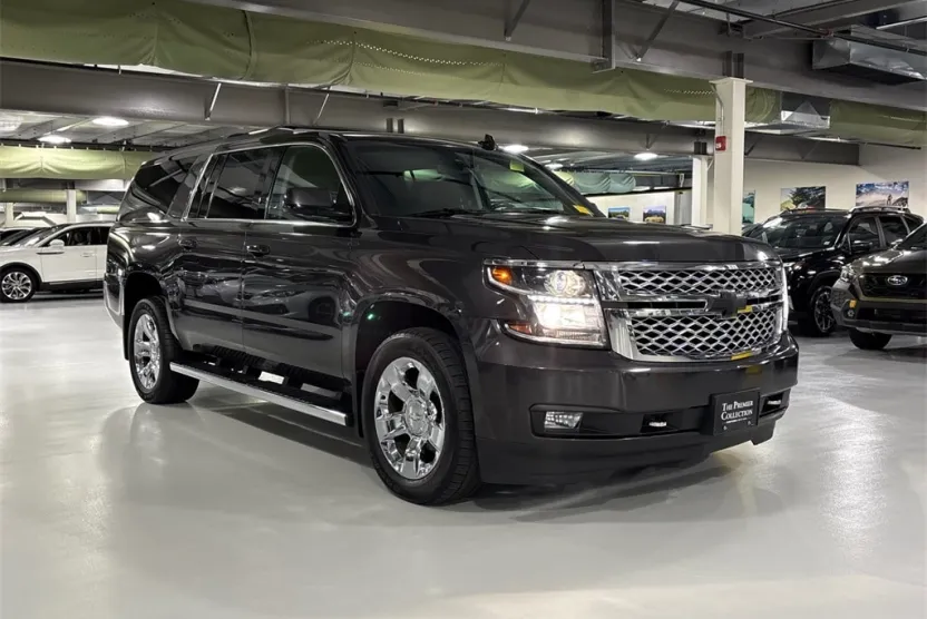 2017 Chevrolet Suburban LT photo 1
