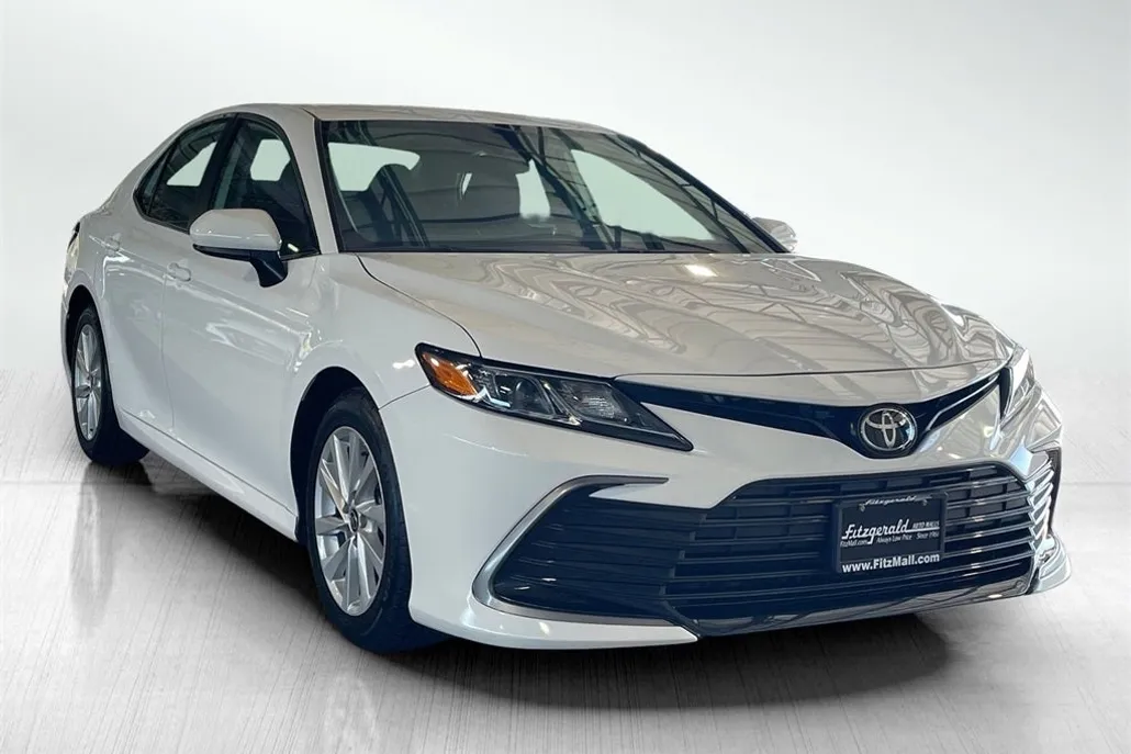 2022 Toyota Camry LE photo 1