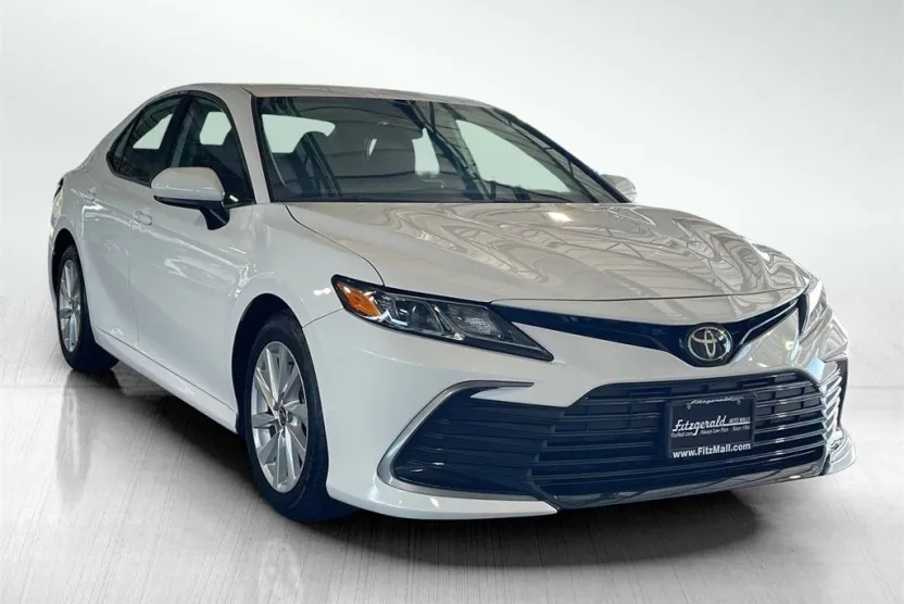 2022 Toyota Camry LE photo 1