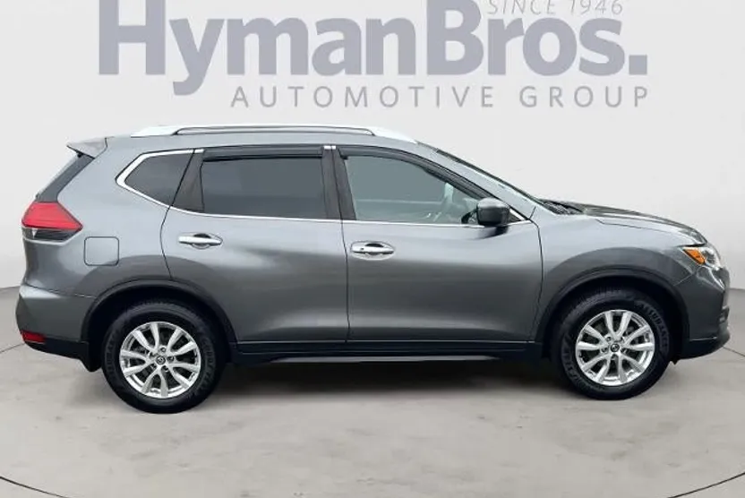 2017 Nissan Rogue SV photo 1