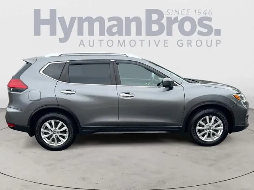 2017 Nissan Rogue SV photo 1