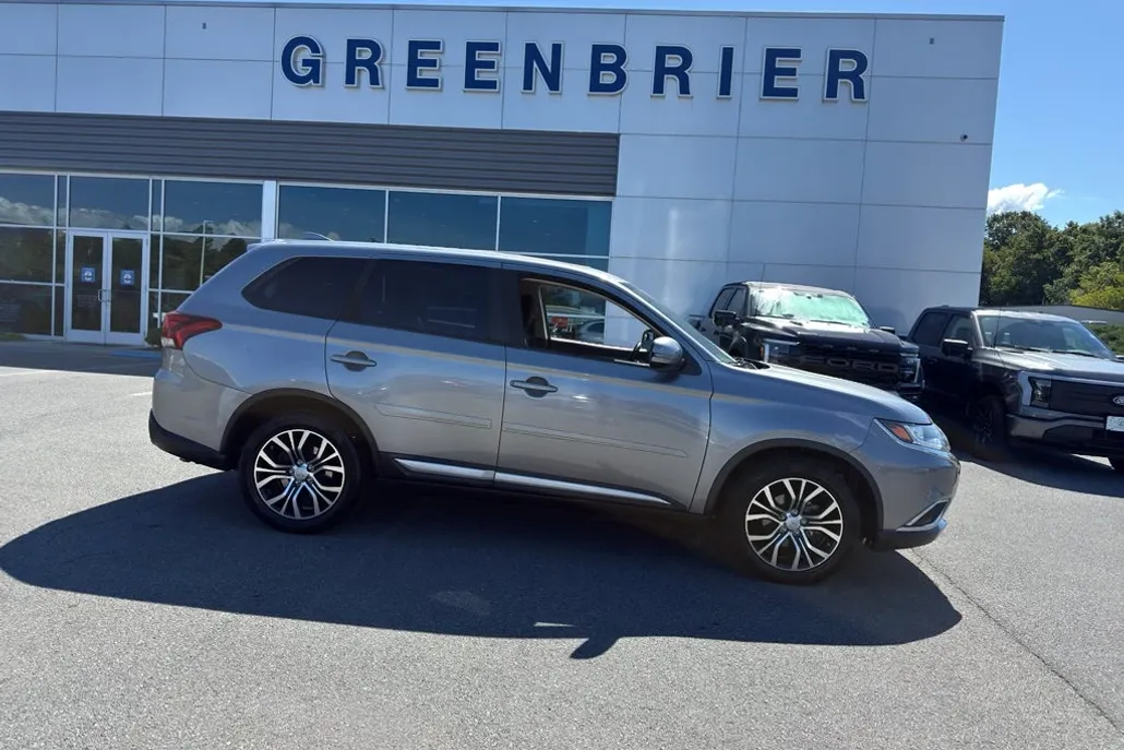 2017 Mitsubishi Outlander SE photo 1