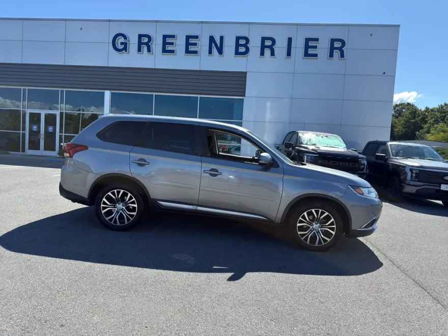 2017 Mitsubishi Outlander SE photo 1