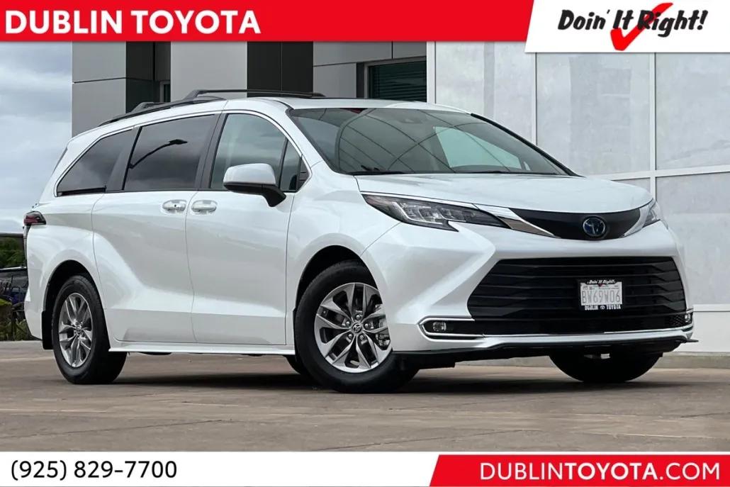 2022 Toyota Sienna XLE photo 1