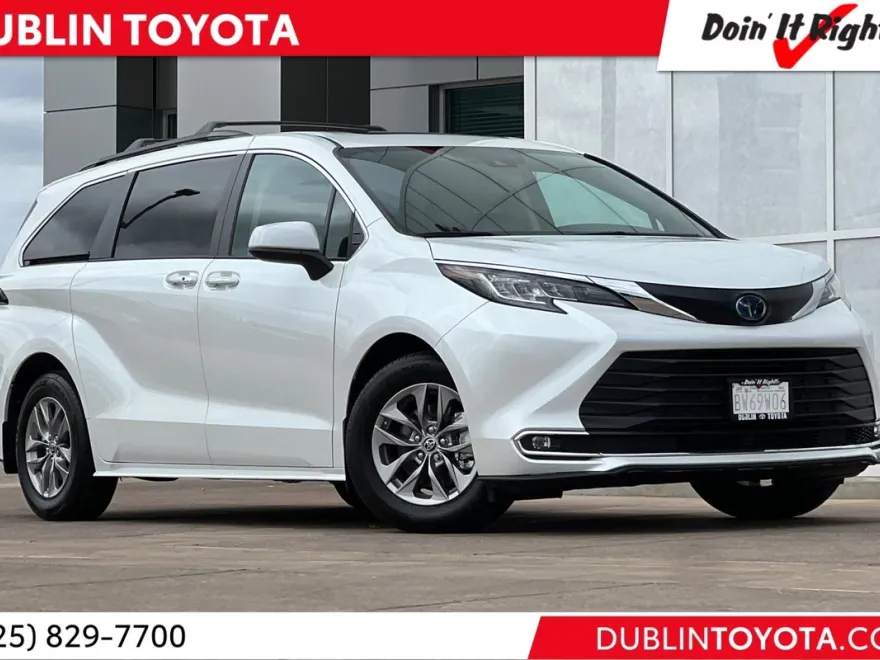 2022 Toyota Sienna XLE photo 1