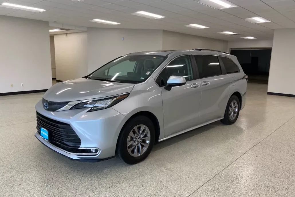 2023 Toyota Sienna XLE photo 1