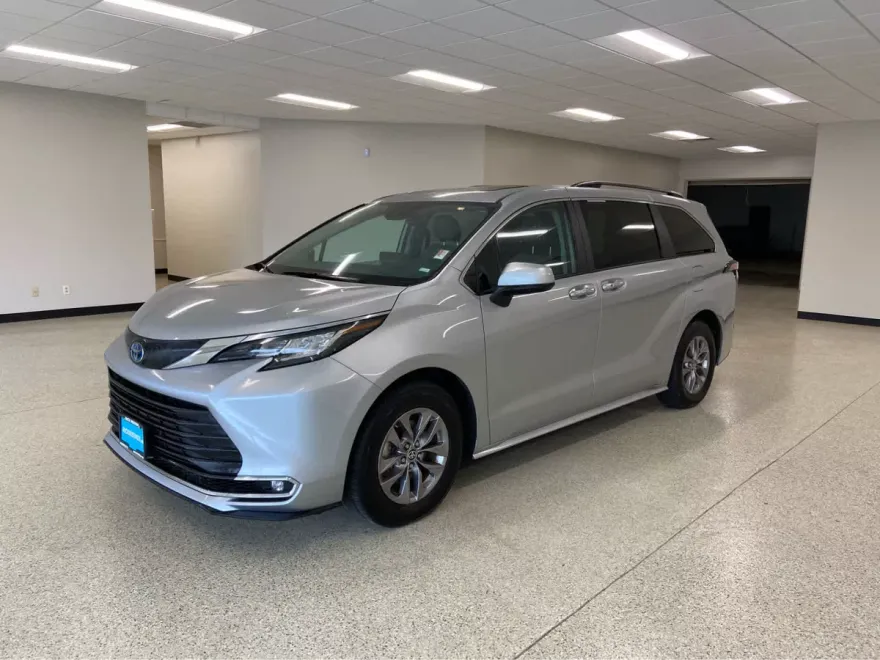 2023 Toyota Sienna XLE photo 1