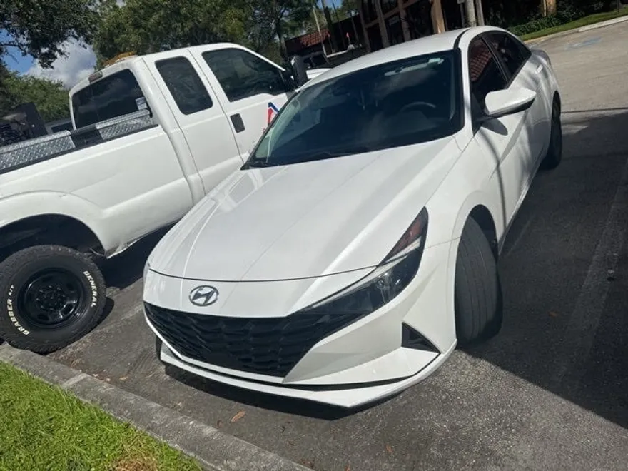 2022 Hyundai Elantra SEL Convenience photo 1
