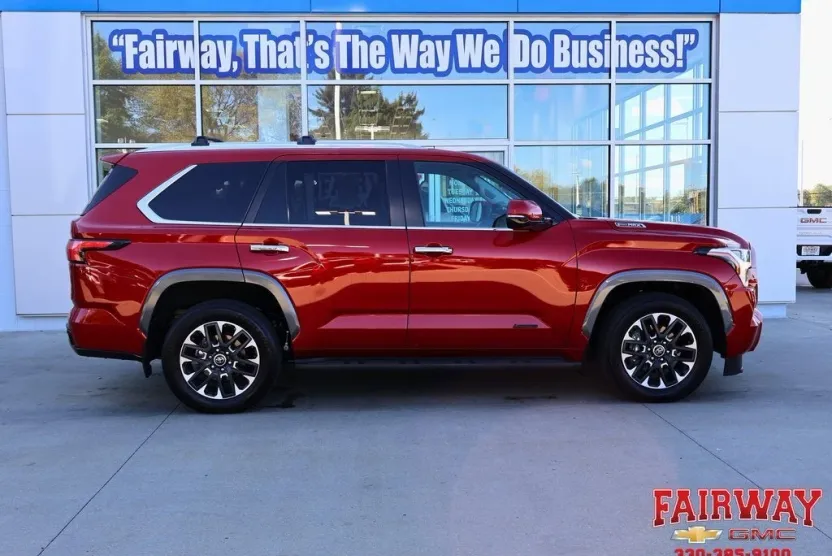 2024 Toyota Sequoia SR5 photo 1