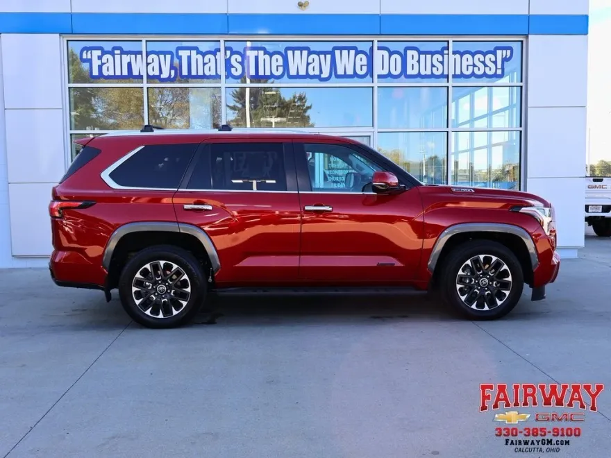 2024 Toyota Sequoia SR5 photo 1