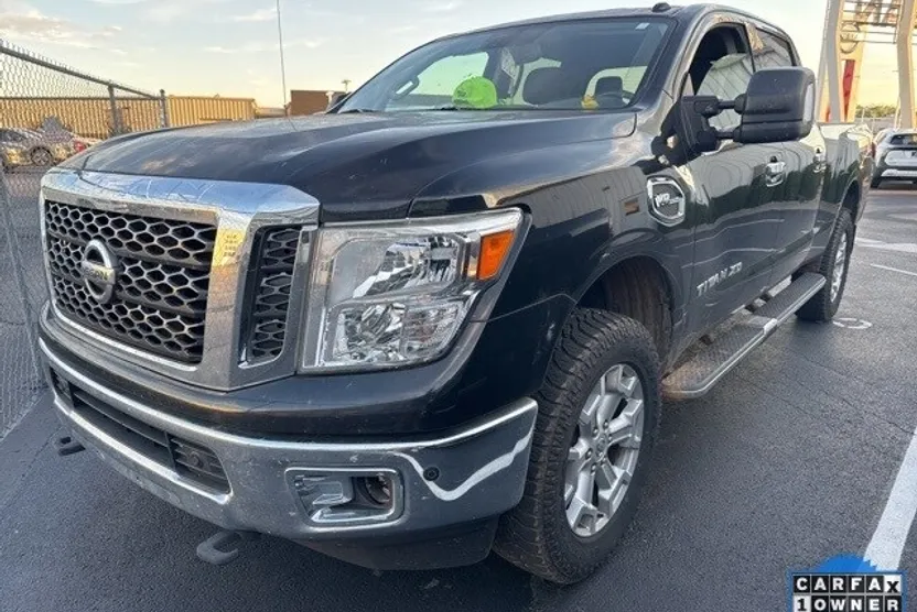 2017 Nissan Titan SV photo 1