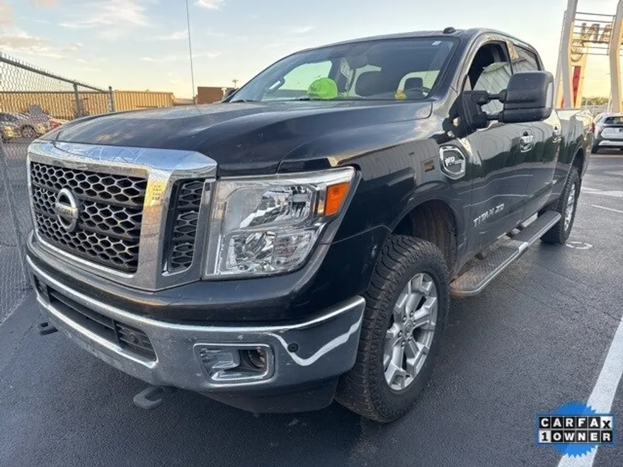2017 Nissan Titan SV photo 1