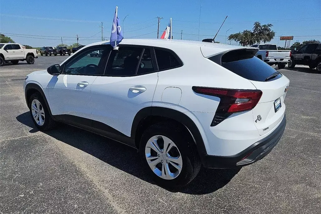 2025 Chevrolet Trax LS photo 1