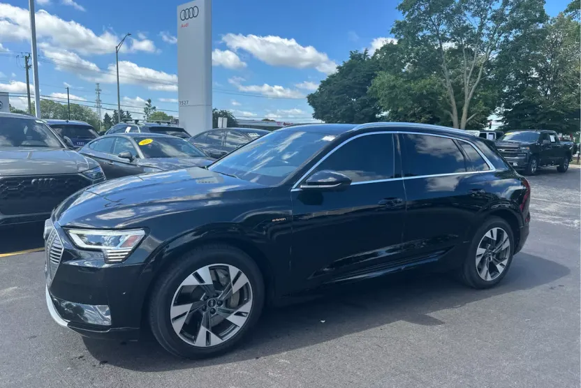 2022 Audi e-tron Premium Plus photo 1