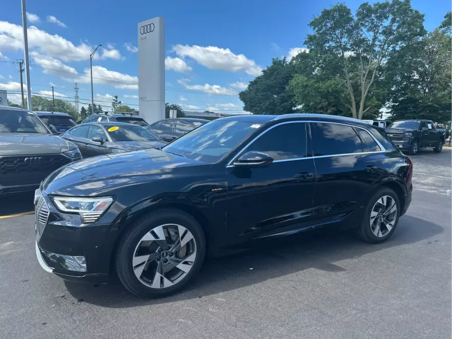 2022 Audi e-tron Premium Plus photo 1