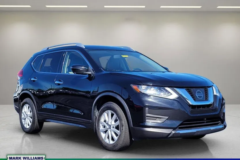 2017 Nissan Rogue SV photo 1