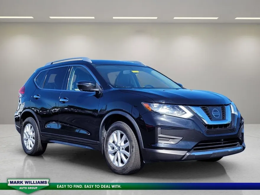 2017 Nissan Rogue SV photo 1