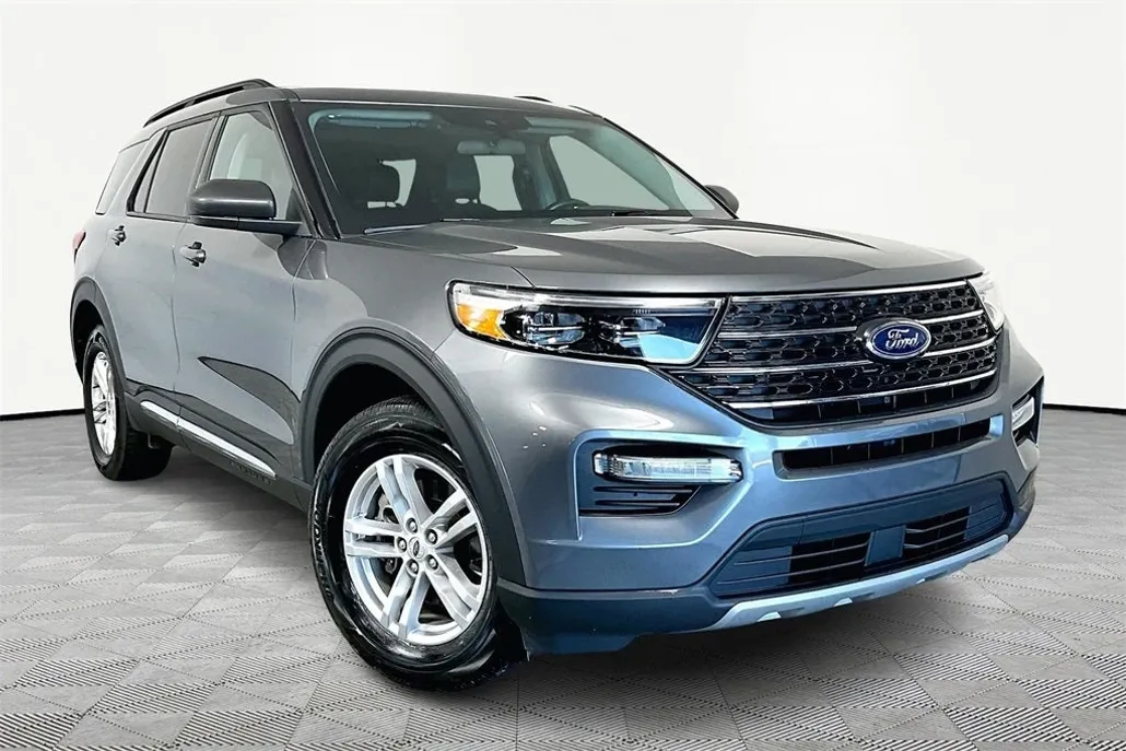 2023 Ford Explorer XLT photo 1