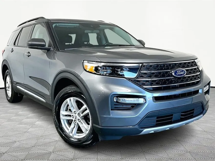 2023 Ford Explorer XLT photo 1