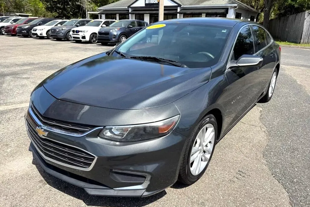 2017 Chevrolet Malibu 1LT photo 1