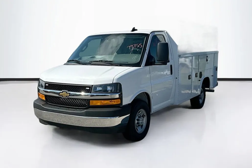 2025 Chevrolet Express Cutaway 3500 photo 1