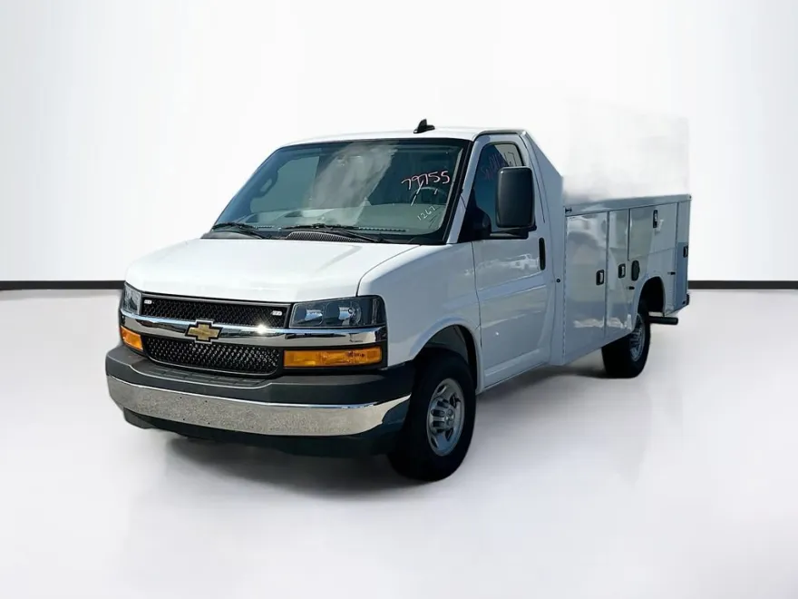 2025 Chevrolet Express Cutaway 3500 photo 1