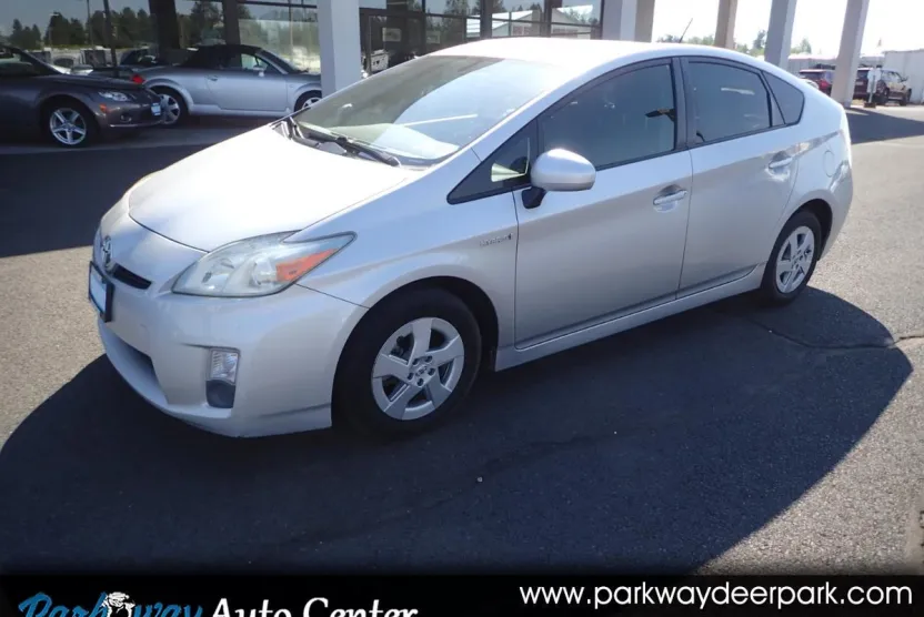 2010 Toyota Prius Three photo 1