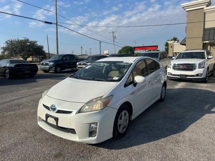 2010 Toyota Prius Three photo 1