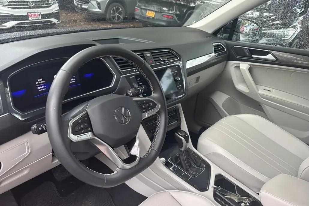 2023 Volkswagen Tiguan SE photo 1