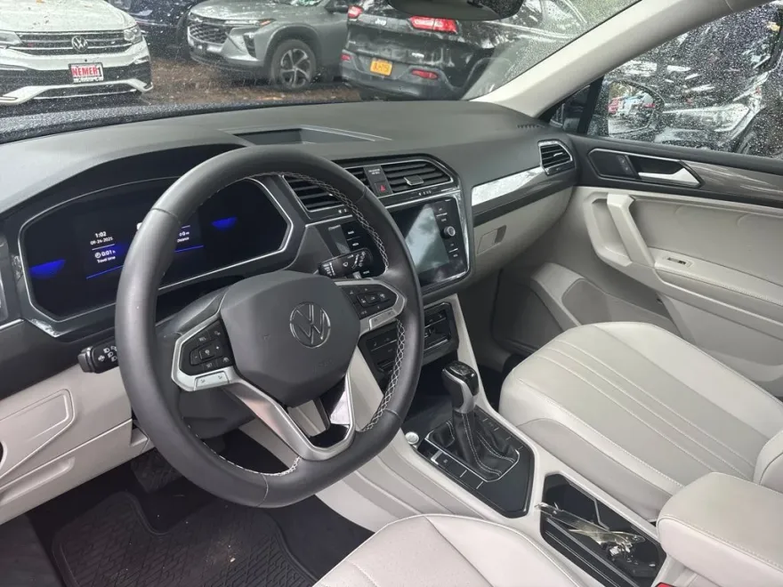 2023 Volkswagen Tiguan SE photo 1