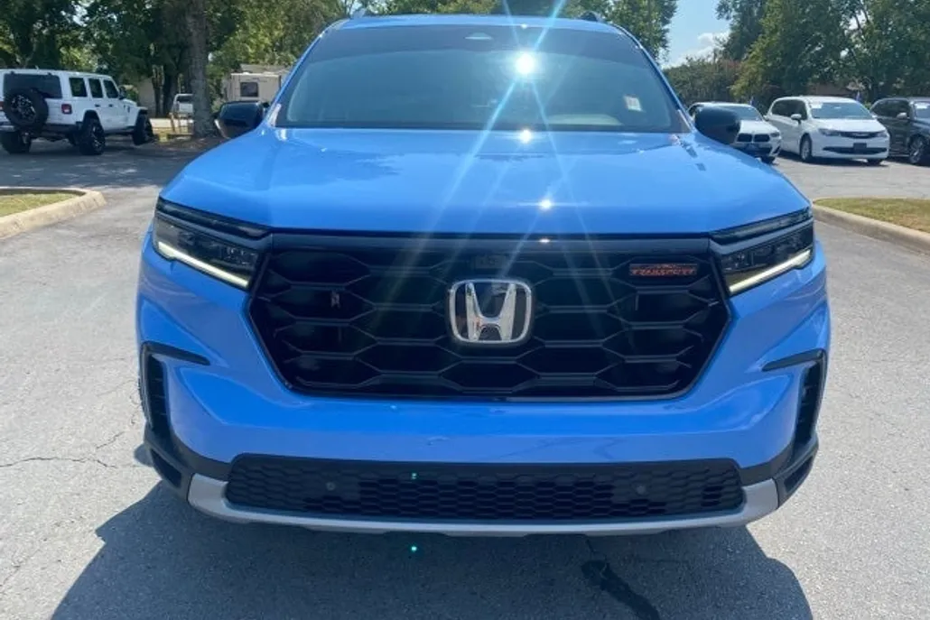 2025 Honda Pilot TrailSport photo 1