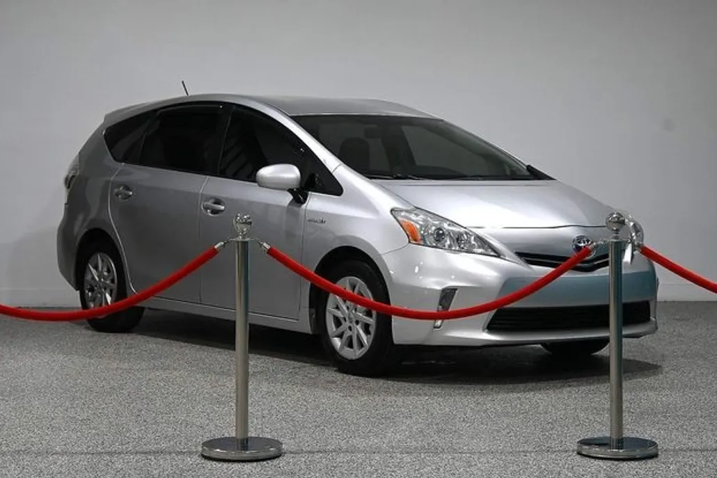 2013 Toyota Prius V Three photo 1