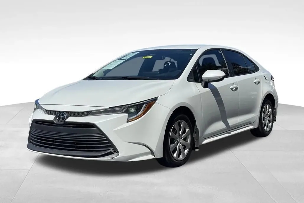 2025 Toyota Corolla LE photo 1