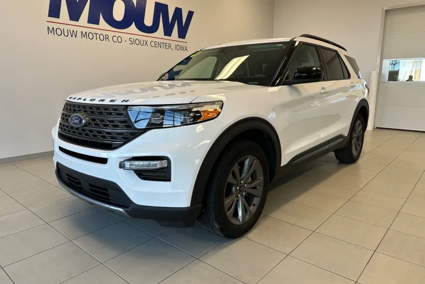 2023 Ford Explorer XLT Sport photo 1