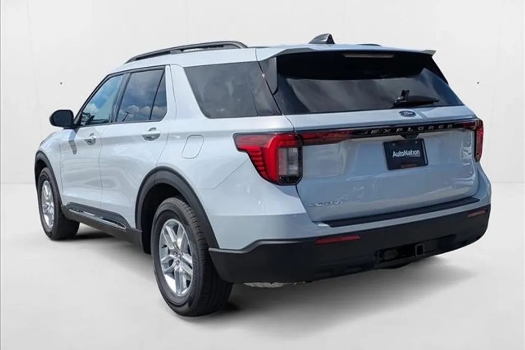 2025 Ford Explorer photo 1