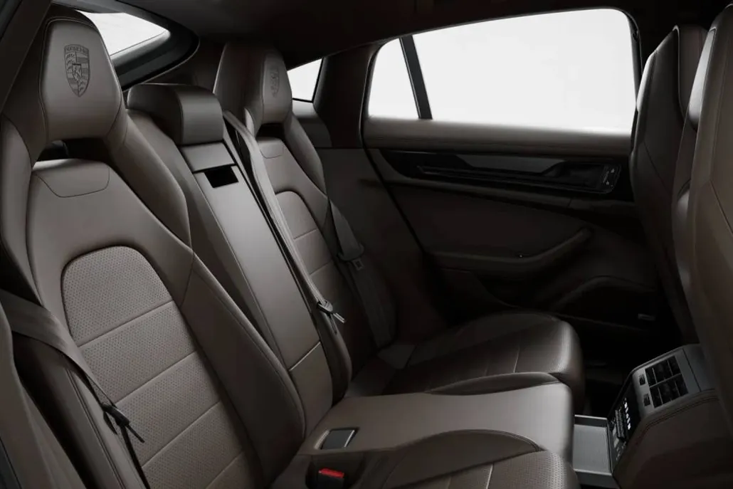 2025 Porsche Panamera 4 photo 1