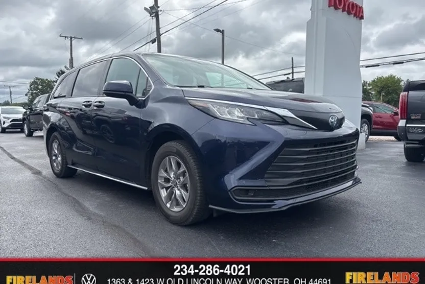 2022 Toyota Sienna LE photo 1