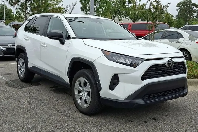 2022 Toyota RAV4 LE photo 1