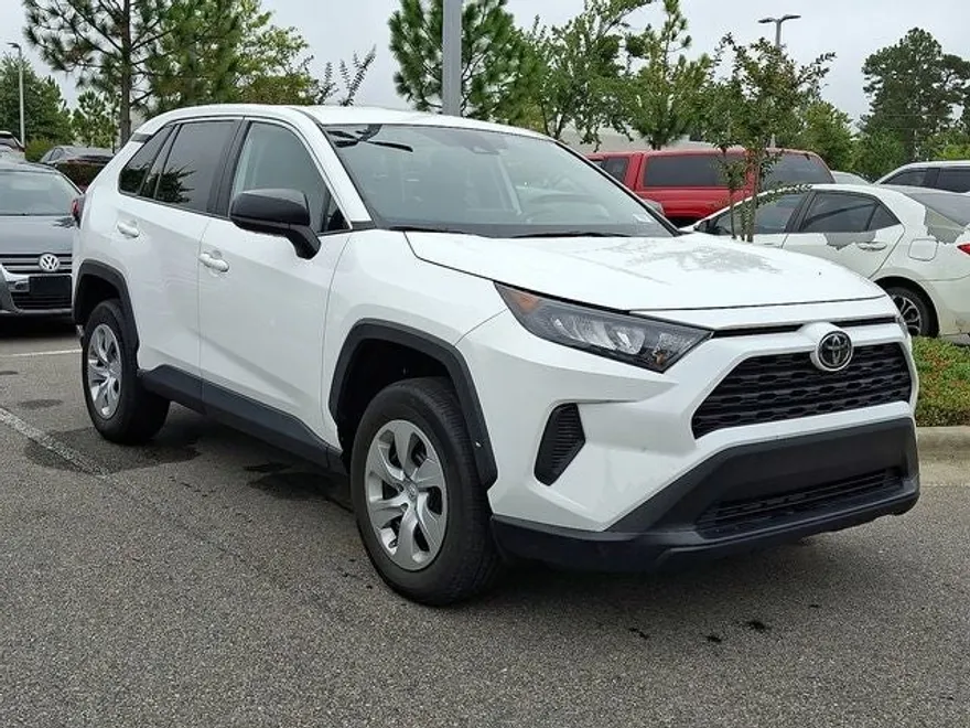 2022 Toyota RAV4 LE photo 1