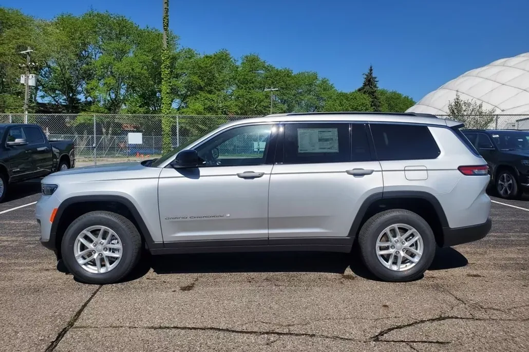 2025 Jeep Grand Cherokee Laredo photo 1